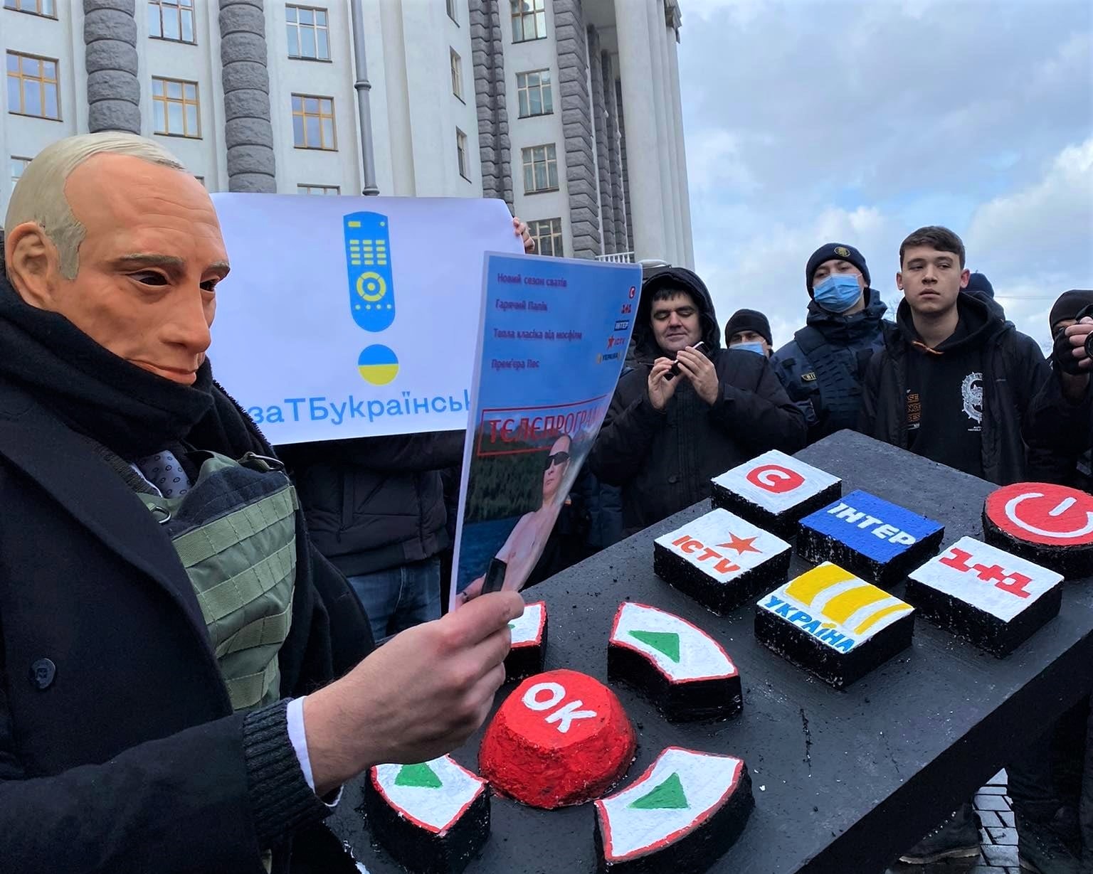 Акцію «За ТБ українською!» біля Кабміну «відвідав» навіть Путін (фото)