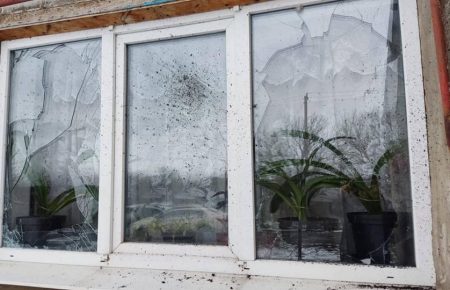 Обстрел Павлополя: волонтеры передали материалы для ремонта жилого дома