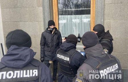 У Києві чоловік жбурнув молоток у вікно будівлі Верховної Ради