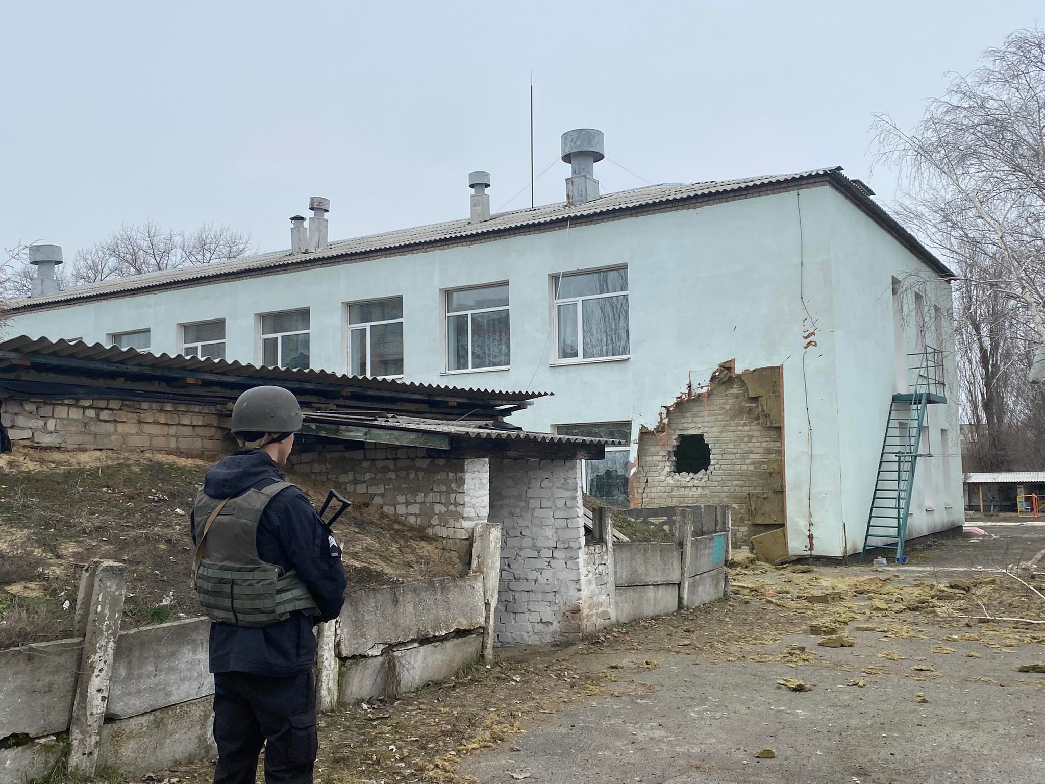 Представники ОБСЄ документують ці порушення — журналістка з місця обстрілу дитсадка у Станиці Луганській (ФОТО)