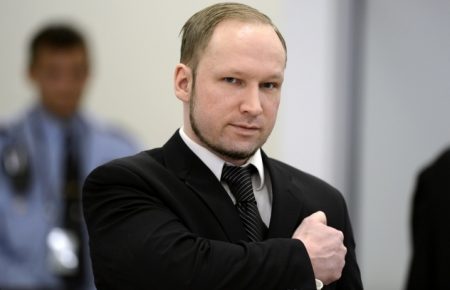Суд відмовив терористу Брейвіку в умовно-достроковому звільненні: його засудили за вбивство 77 людей