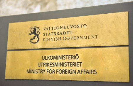 МИД Финляндии перевел на счета интернет-мошенников около 400 тысяч евро, злоумышленников не нашли