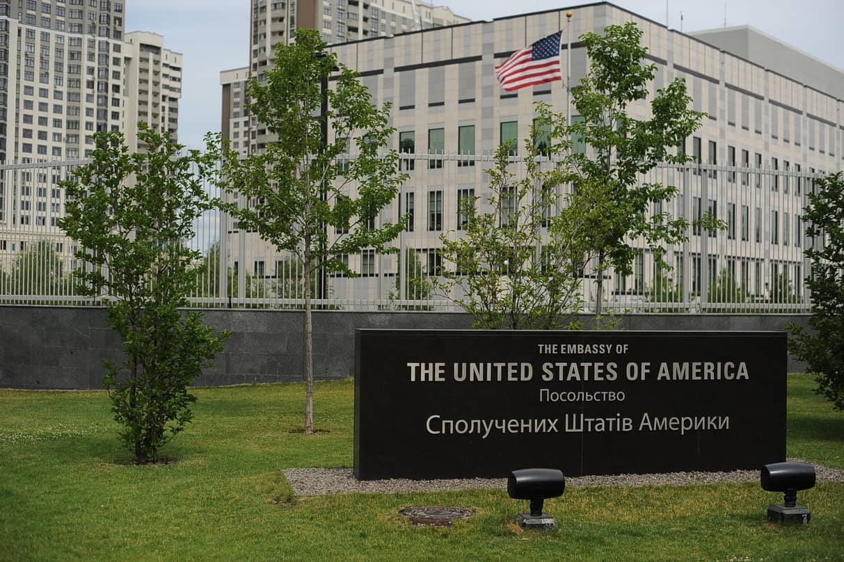 Держдеп США наказав виїхати співробітникам посольства у Києві, які не займають критично важливих посад