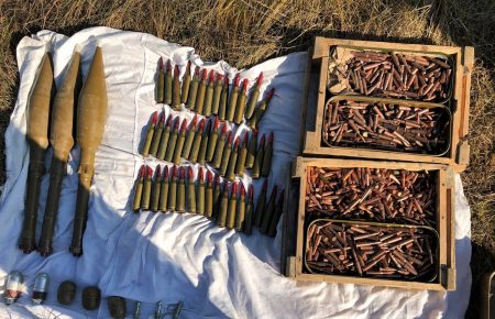У СБУ заявляють, що під час навчань на Донбасі викрили схрон зброї