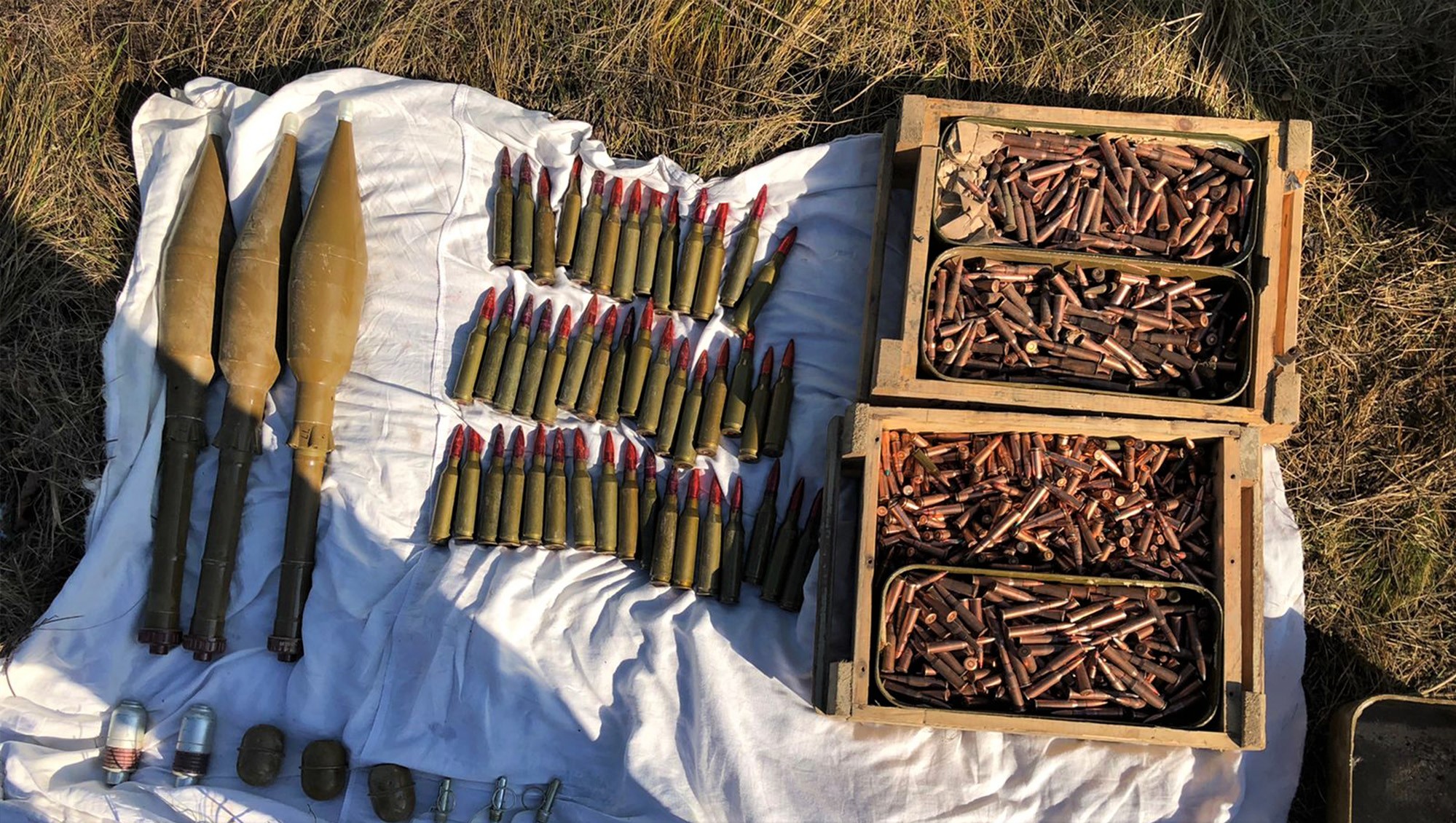 У СБУ заявляють, що під час навчань на Донбасі викрили схрон зброї