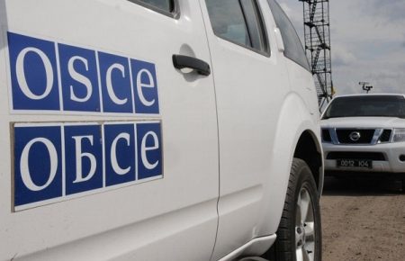 Російська техніка зайшла на територію України, виставивши попереду автомобілі з символікою ОБСЄ — ДПСУ