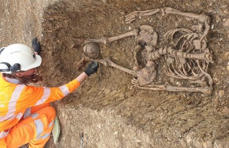 Археологи нашли в Англии древнеримский некрополь с останками обезглавленных людей (фото)