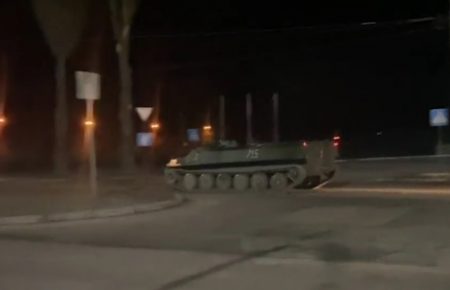 Журналіст Reuters бачив щонайменше 7 танків без розпізнавальних знаків у окупованому Донецьку