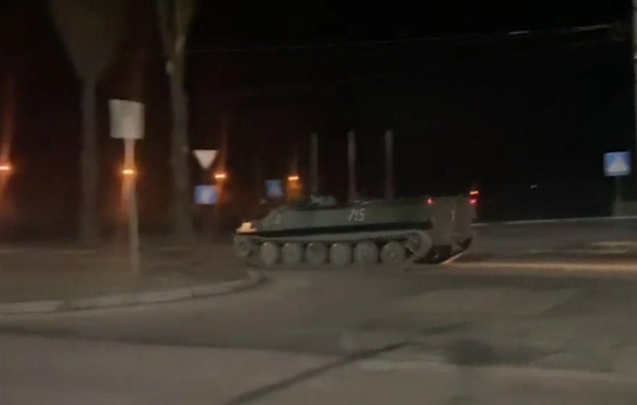 Журналіст Reuters бачив щонайменше 7 танків без розпізнавальних знаків у окупованому Донецьку