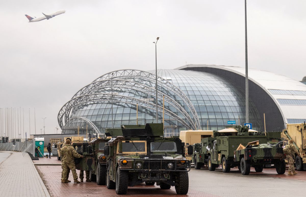 Американські військові у Польщі готуються до можливої евакуації громадян США з України — Reuters