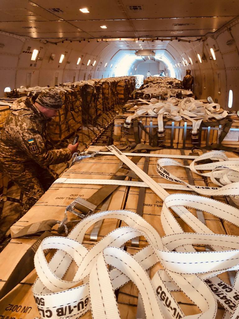 В Україну прибуло ще 80 тонн військової допомоги від США
