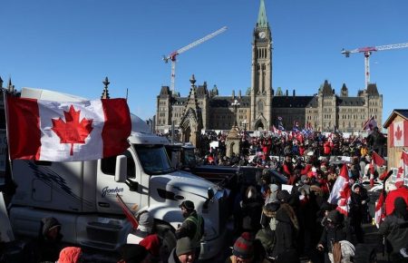 Далекобійники, вакцинація, протести: чому в столиці Канади ввели надзвичайний стан?