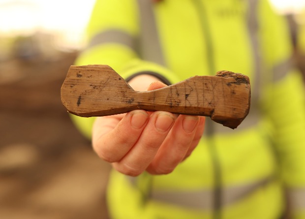 Археологи знайшли у Норвегії дерев'яний артефакт із рунами віком близько 800 років