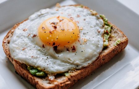 Чому яйця на сніданок — це краще, ніж вівсянка на молоці з бананом?
