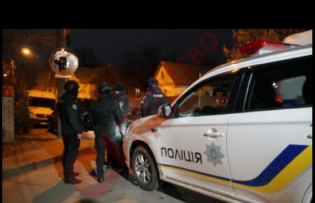 Біля будинку Віктора Медведчука зібралась охорона та поліція, очевидці повідомляли про вивіз зброї — «Слідство.Інфо»