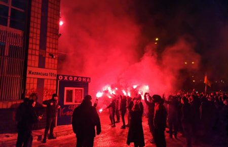 У Києві активісти проводять акцію під телеканалом «Наш»