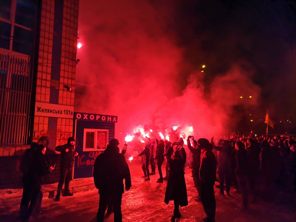 У Києві активісти проводять акцію під телеканалом «Наш»