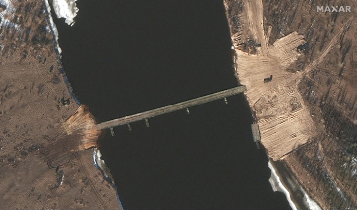 Понтонный мост, возведенный в Беларуси возле границ Украины, исчез — CNN