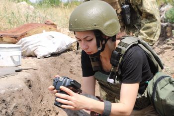 «Хочеш чи ні, але стаєш стороною конфлікту на своїй війні» — Ірина Сампан про роботу військового журналіста