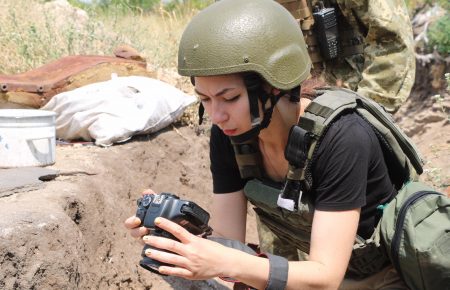 «Хочеш чи ні, але стаєш стороною конфлікту на своїй війні» — Ірина Сампан про роботу військового журналіста