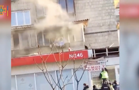 У Києві співробітник Нової пошти кинувся в палаючу квартиру, щоб врятувати жінку