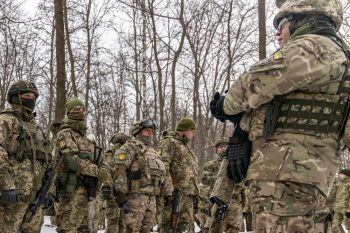 Кожен 10-й українець готовий піти в армію у разі війни — опитування