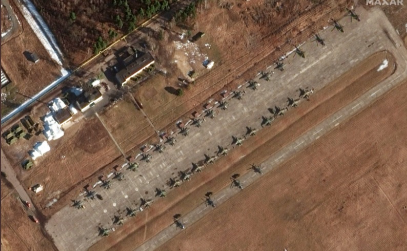 Росія перекинула до кордону з Україною вертольоти і бойову групу — нові супутникові знімки