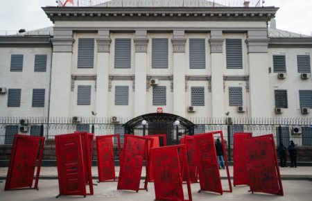 У Києві біля посольства РФ установили інсталяцію на підтримку кримських політв’язнів