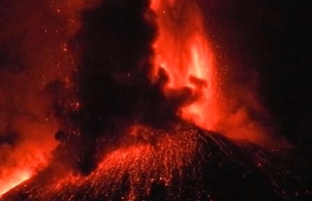На Сицилии проснулся самый активный вулкан Европы (видео)