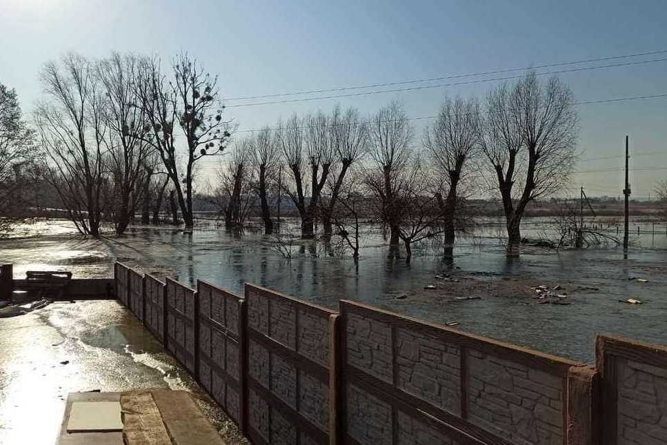 Київська облрада: Через зруйновану дамбу село Демидів може затопити