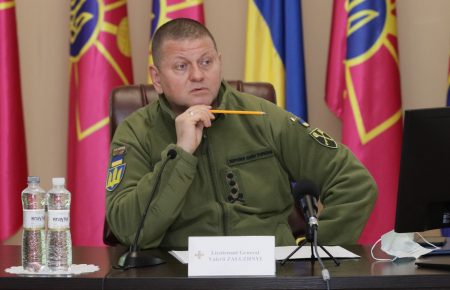 Ворог по трупах намагається просуватися вперед на Донбасі — Залужний