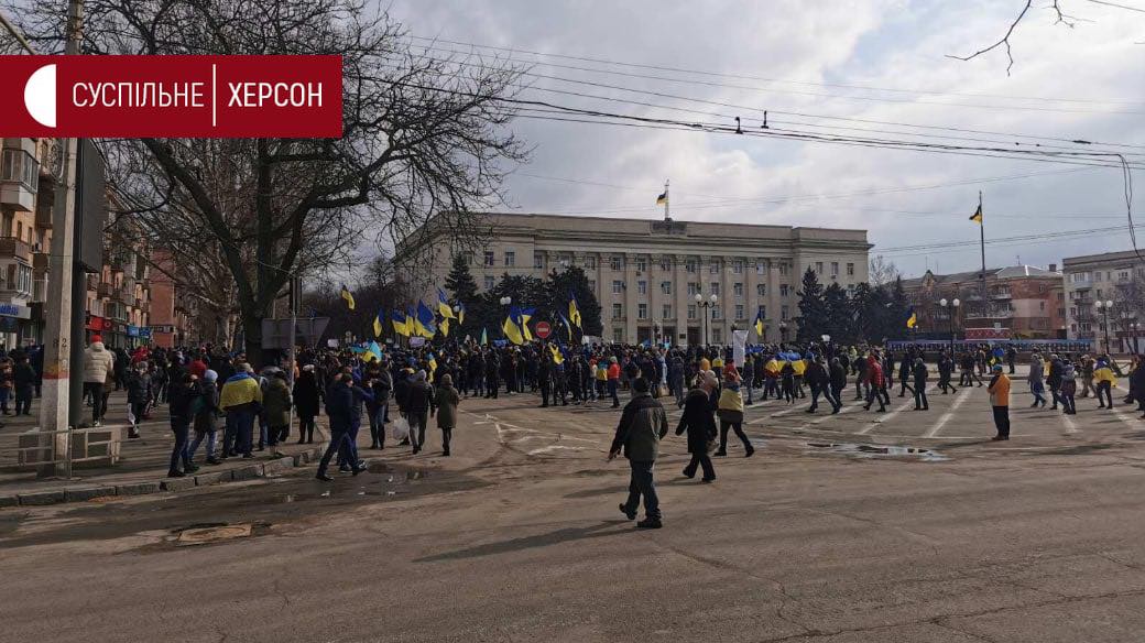 «Херсон — це Україна»: у центрі акція, військові РФ стріляють у повітря