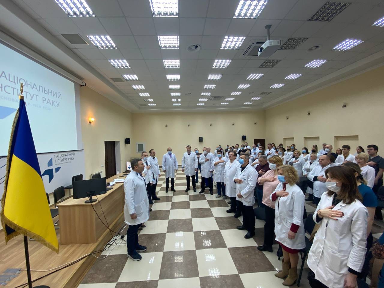 13 пацієнтів та пацієнток залишаються в Інституті раку у Києві, разом з ними — персонал з сім'ями