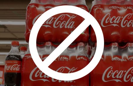 Українці та торгові мережі почали бойкотувати продукцію від Coca-Cola
