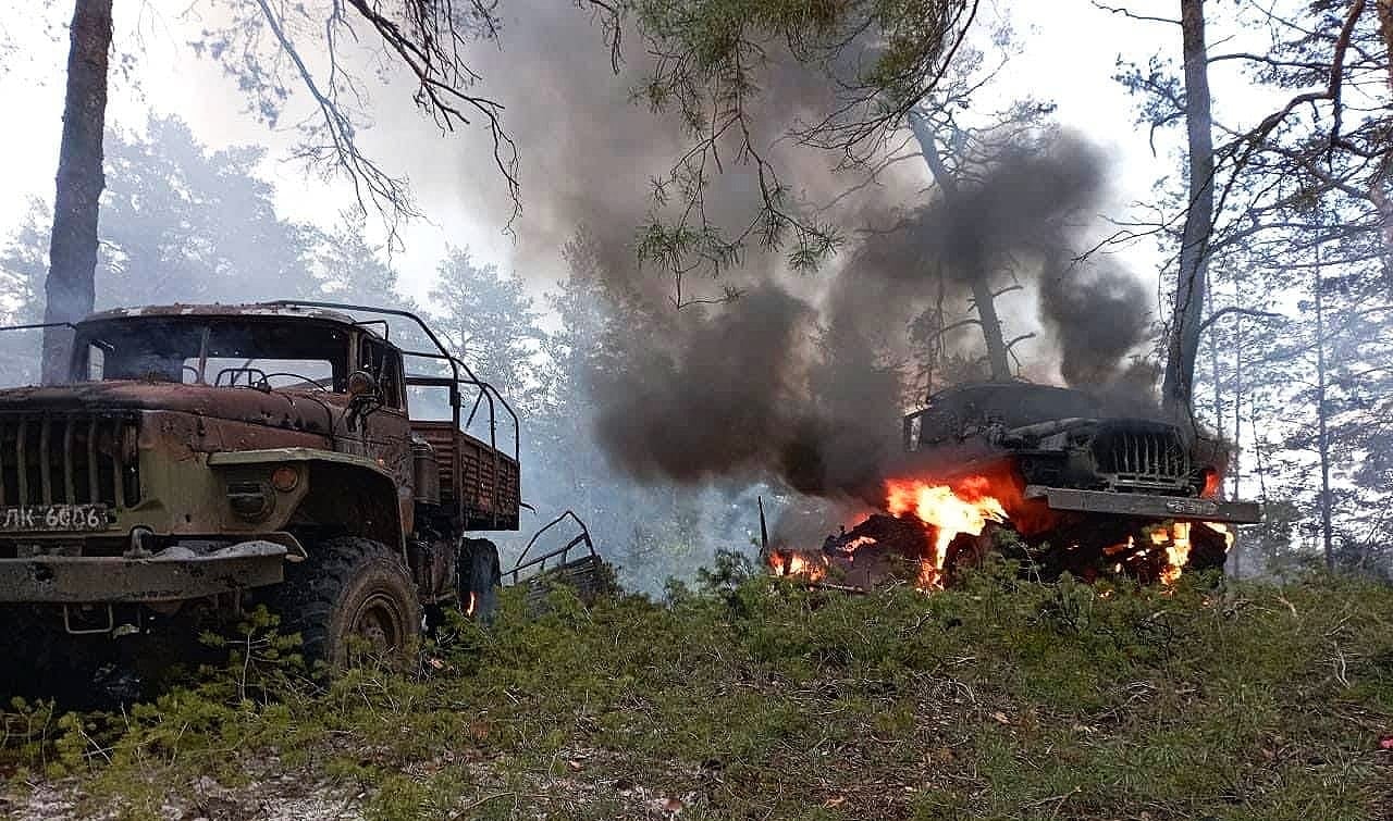 Українські військові показали, як знищують російський БТР
