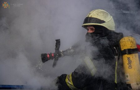 Российские оккупанты снова обстреляли Киев: повреждены здания в Святошинском и Шевченковском районах
