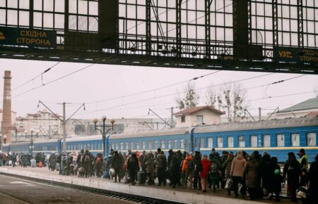 Спрятали среди вещей беженцев: проводницы поезда хотели провезти в Польшу более 1 тыс. пачек сигарет — Укрзализныця