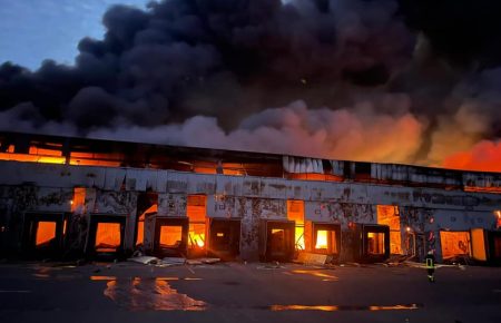 Неподалік Броварів внаслідок обстрілу російських окупантів загорівся склад