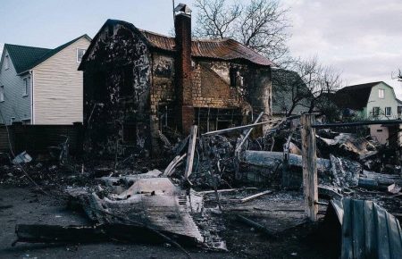 В Киеве на Осокорках на дом упал самолет оккупантов (фото)