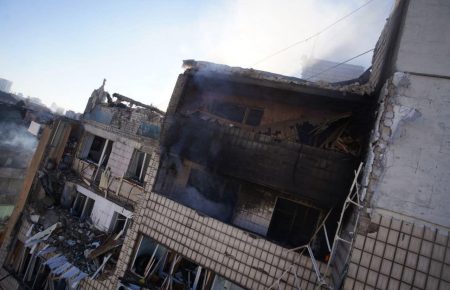 У Києві внаслідок ворожого обстрілу пошкоджений житловий будинок, є постраждалі