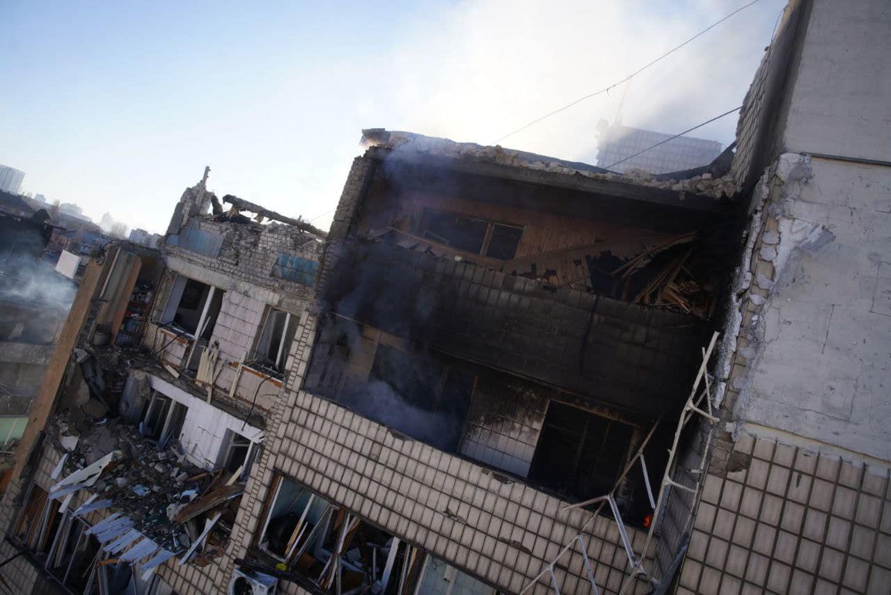 У Києві внаслідок ворожого обстрілу пошкоджений житловий будинок, є постраждалі