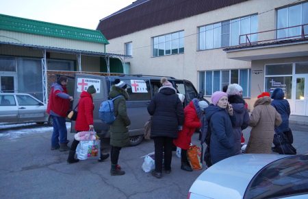 У понеділок з Луганщини евакуювали щонайменше 1700 людей