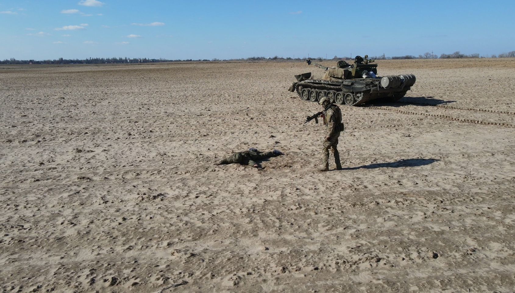Радник глави МВС: російський військовий здав танк за винагороду
