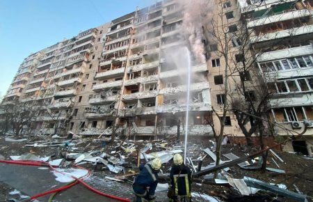 У Києві російські окупанти обстріляли 10-поверхівку та приватний житловий будинок