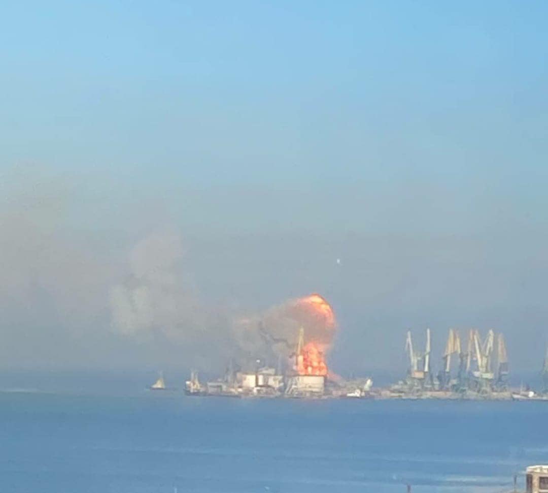 Біля порту Бердянськ знищили російський десантний корабель «Орськ» — ВМС України