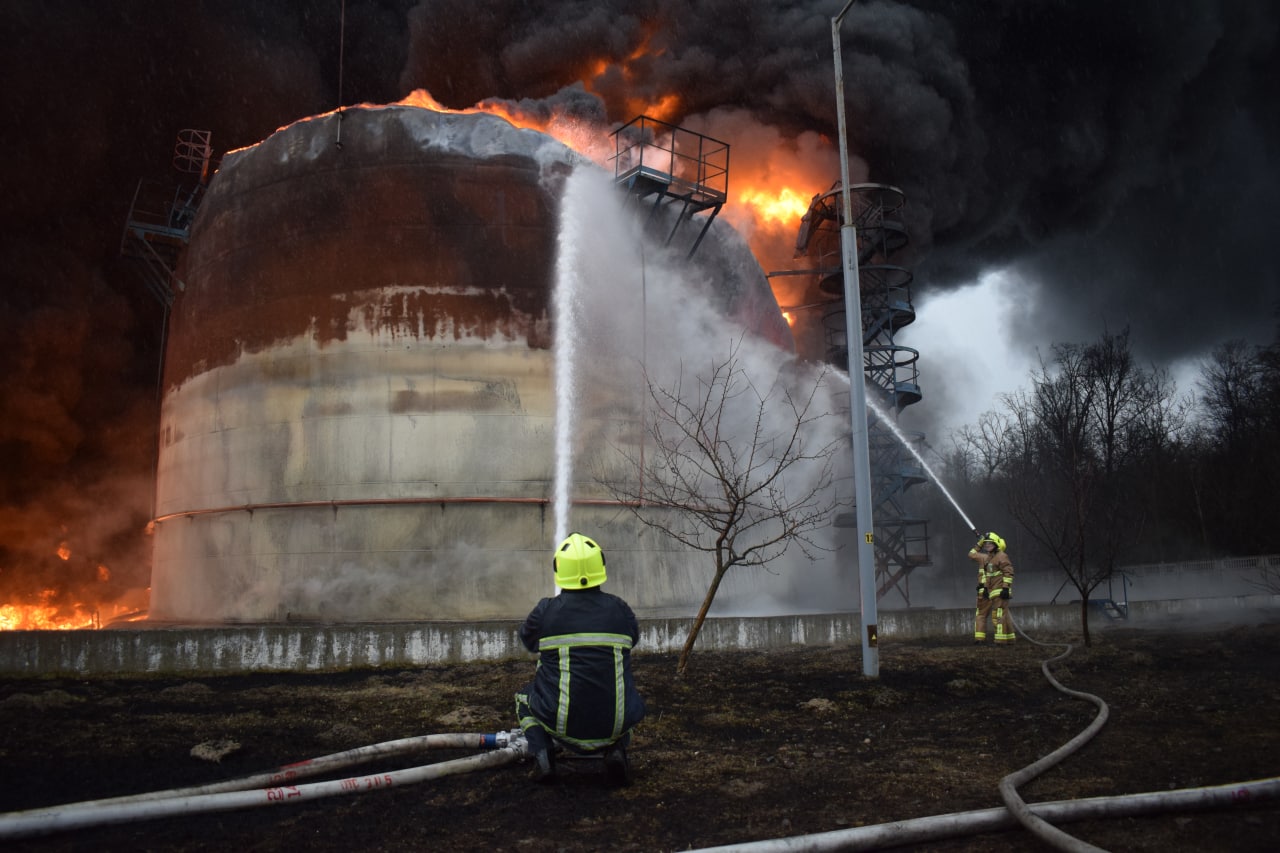 На Рівненщині загасили пожежу на нафтобазі, яка виникла внаслідок влучання російської ракети
