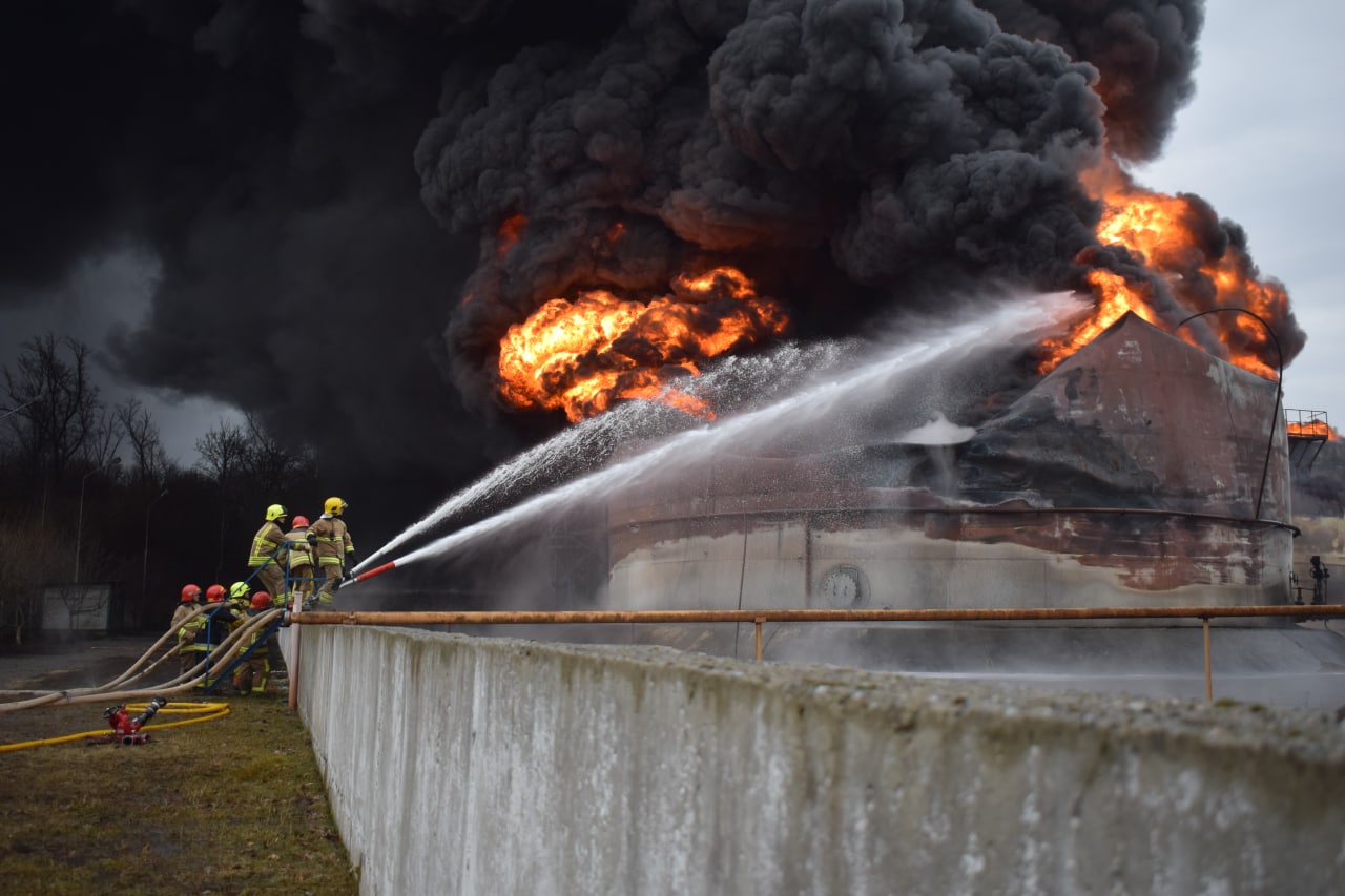 На Рівненщині другу добу гасять пожежу на нафтобазі