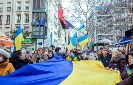 Люди в різних країнах світу продовжують виходити на акції в підтрмку України: хто доєднався?