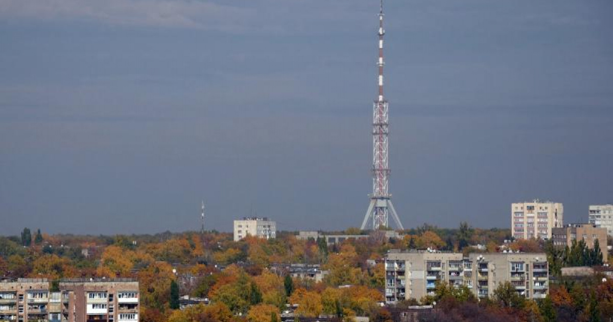У Харкові внаслідок авіанальоту окупантів пошкоджено телевежу, трансляція призупинена