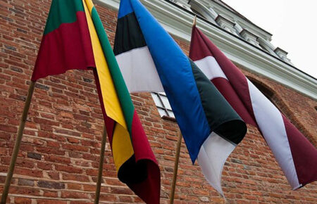 Країни Балтії та Болгарія висилають зі своїх країн російських дипломатів
